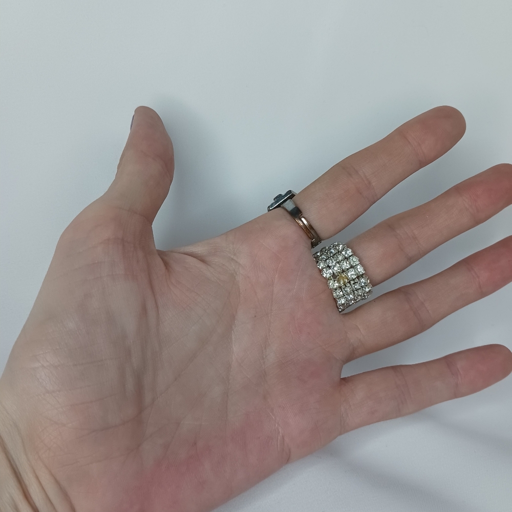 Silver Rhinestone Ring Set. - Picture 3 of 6